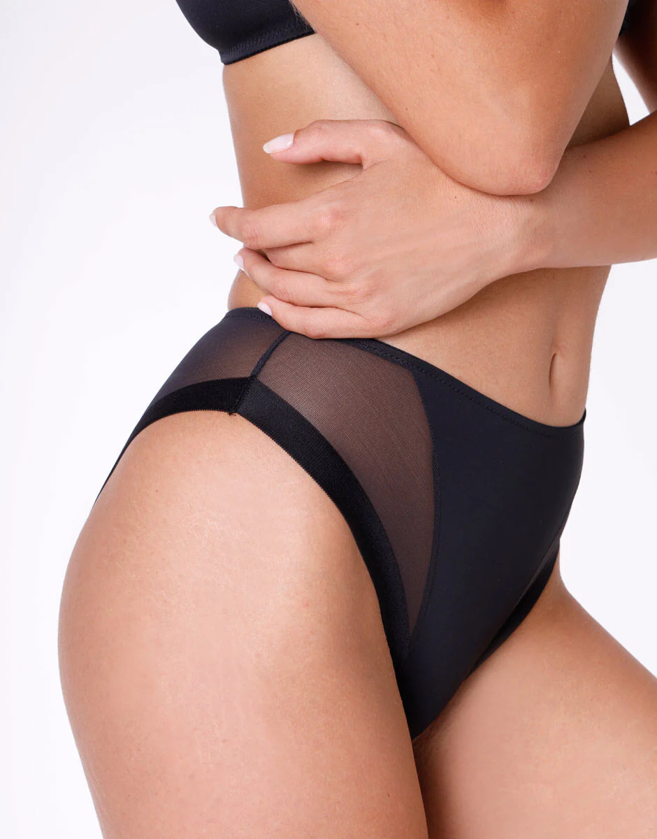 Slip midi sgambato Invisible Ultralight nero in microfibra e tulle. Massima invisibilità